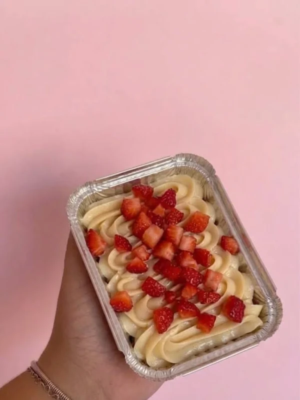 Brownie Ninho com Morango na Marmitinha