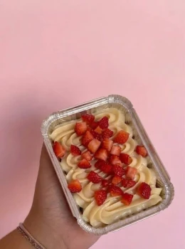 Brownie Ninho com Morango na Marmitinha