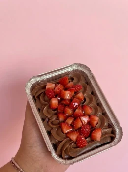 Brownie Chocolate com Morango na Marmitinha