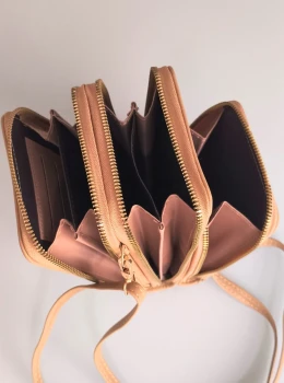 Bolsa Transversal Compacta Feminina – Cor Caramelo | 3 Compartimentos com Zíper