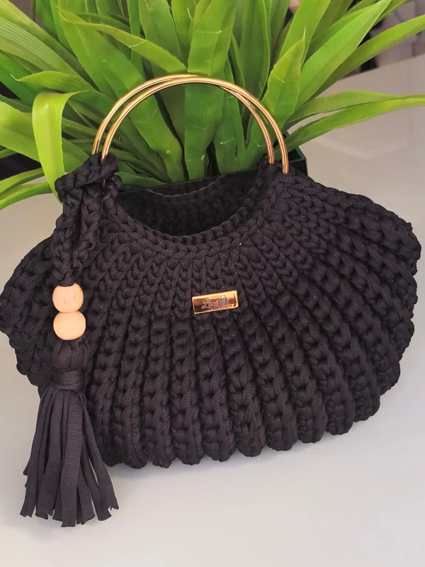 Bolsa Feminina em Crochê com Alça de Metal – Estilo Artesanal Sofisticado