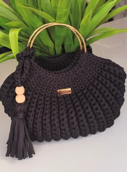 Bolsa Feminina em Crochê com Alça de Metal – Estilo Artesanal Sofisticado