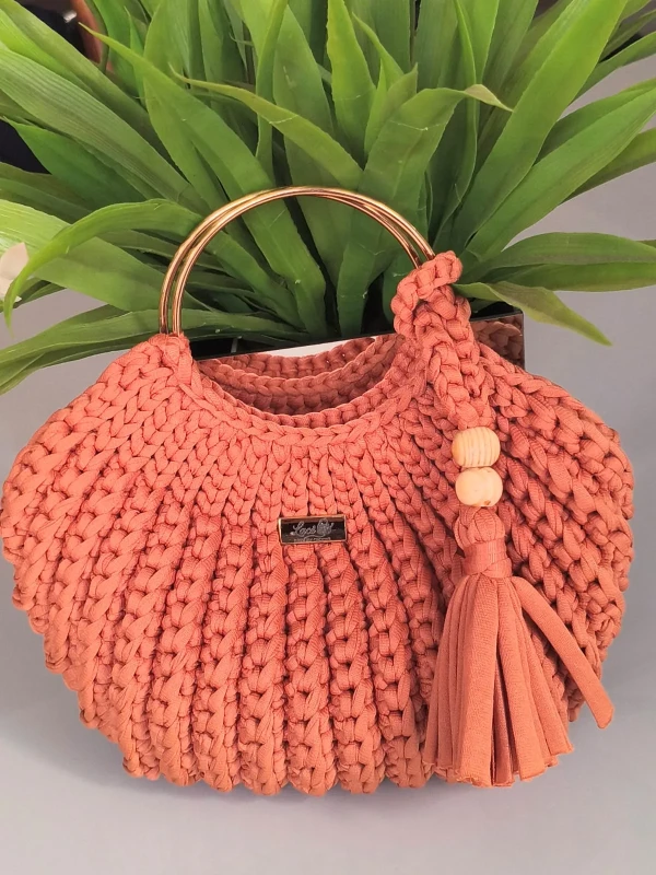 Bolsa Feminina em Crochê com Alça de Metal – Estilo Artesanal Sofisticado