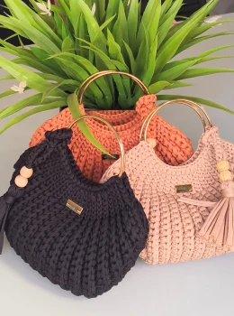 Bolsa Feminina em Crochê com Alça de Metal – Estilo Artesanal Sofisticado