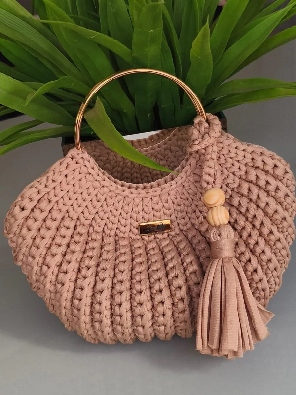 Bolsa Feminina em Crochê com Alça de Metal – Estilo Artesanal Sofisticado