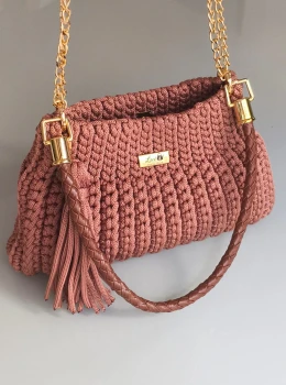 Bolsa Feminina em Crochê com Alça de Mão e de corrente
