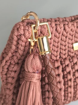 Bolsa Feminina em Crochê com Alça de Mão e de corrente