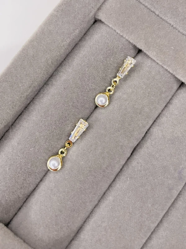 Brinco dourado + pérola