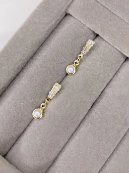 Brinco dourado + pérola