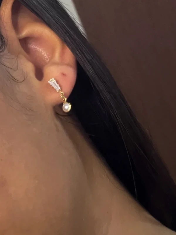 Brinco dourado + pérola