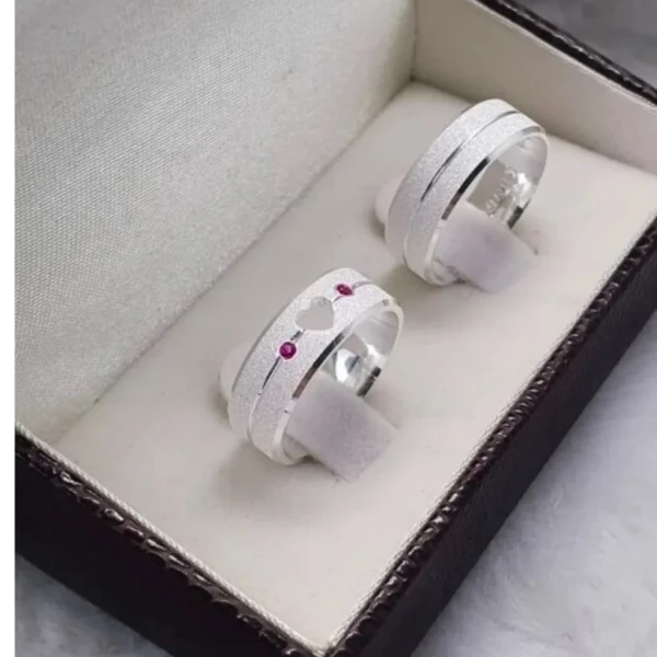Alianças diamantada c/ coração vazado e zircônias lilás (7mm)