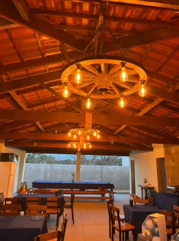 Lustre com roda de carroça