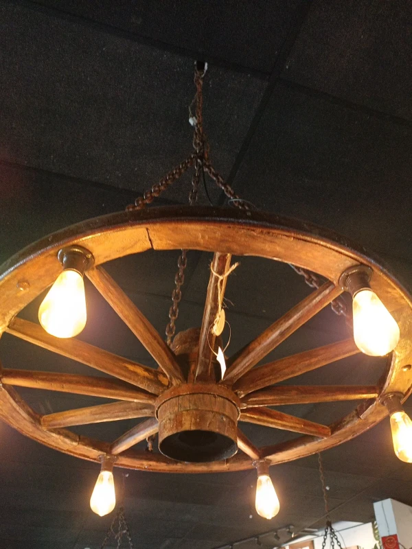 Lustre com roda de carroça