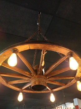 Lustre com roda de carroça