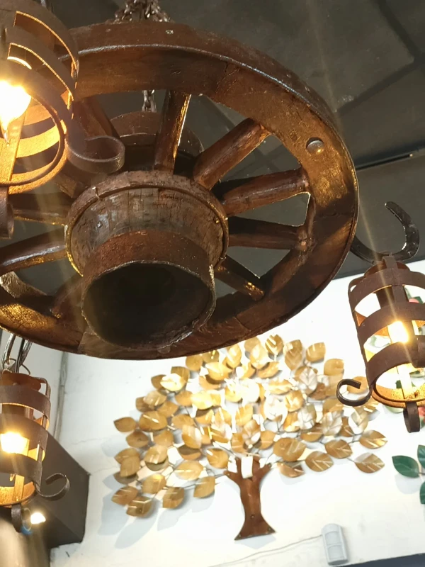 Lustre com 3 pendentes roda média