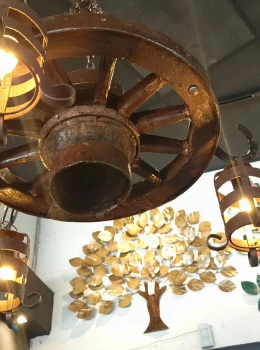 Lustre com 3 pendentes roda média