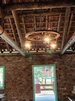 Lustre com 3 pendentes roda média