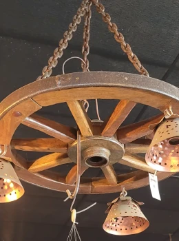 Lustre com 3 pendentes roda média