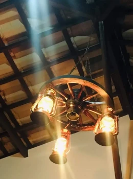 Lustre com 3 pendentes roda média