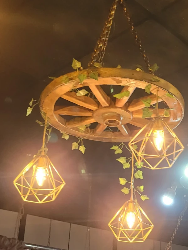 Lustre com 3 pendentes roda média