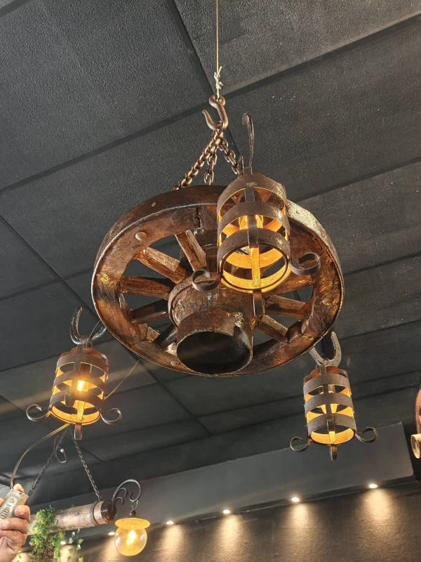 Lustre com 3 pendentes roda média
