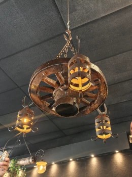 Lustre com 3 pendentes roda média