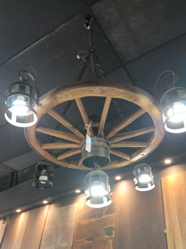 Lustre com 3 pendentes roda média