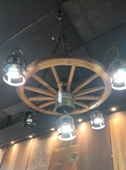 Lustre com 3 pendentes roda média