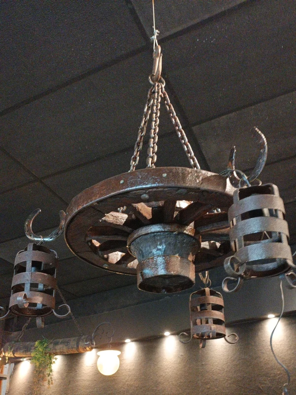Lustre com 3 pendentes roda média