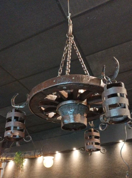 Lustre com 3 pendentes roda média