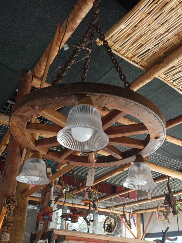Lustre com 3 pendentes roda média