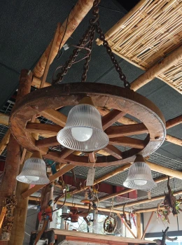 Lustre com 3 pendentes roda média