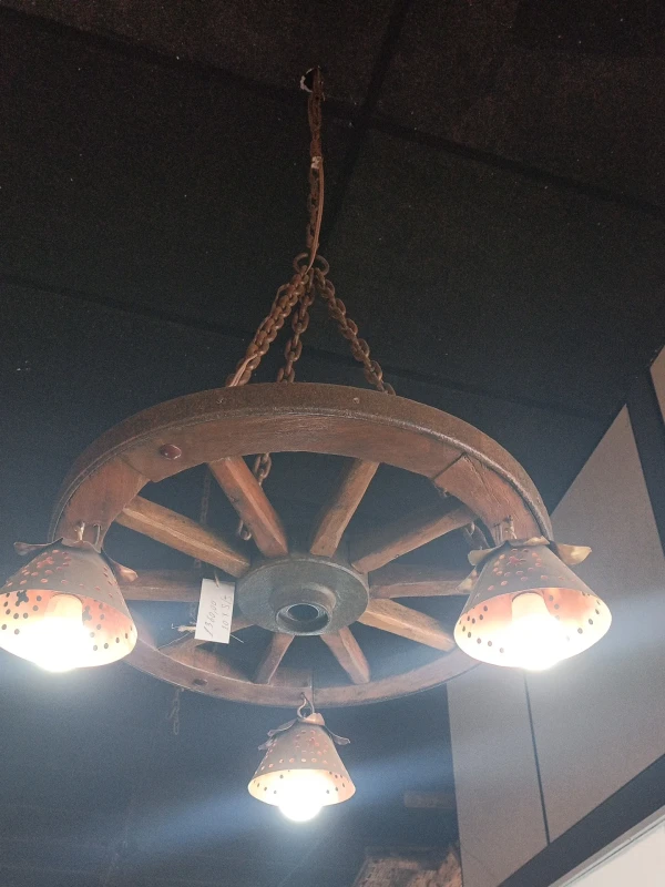 Lustre com 3 pendentes roda média