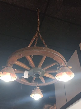 Lustre com 3 pendentes roda média