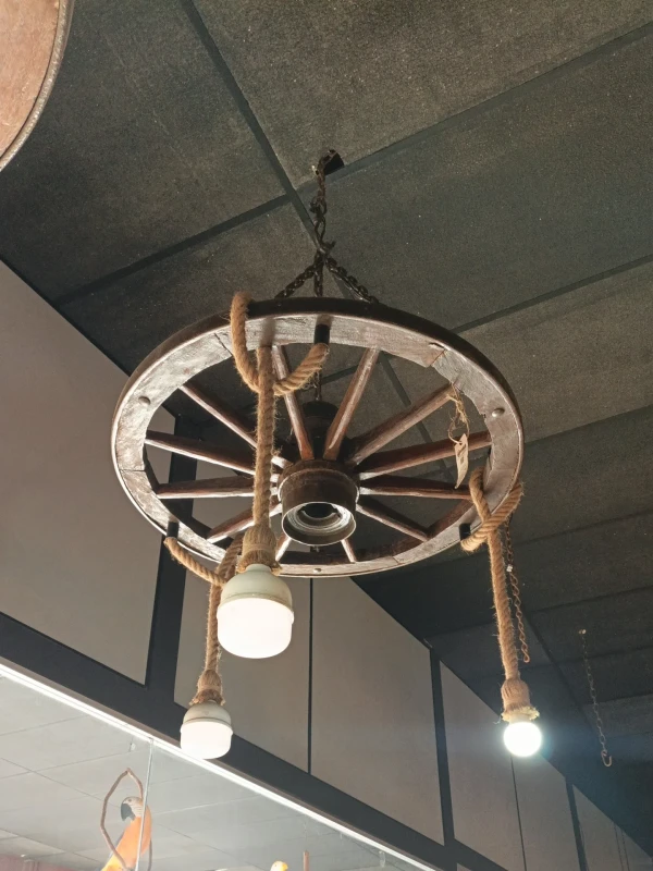 Lustre com 3 pendentes roda média
