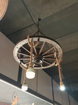 Lustre com 3 pendentes roda média