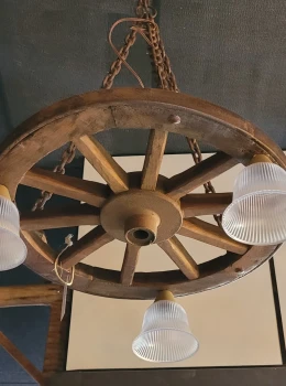 Lustre com 3 pendentes roda média