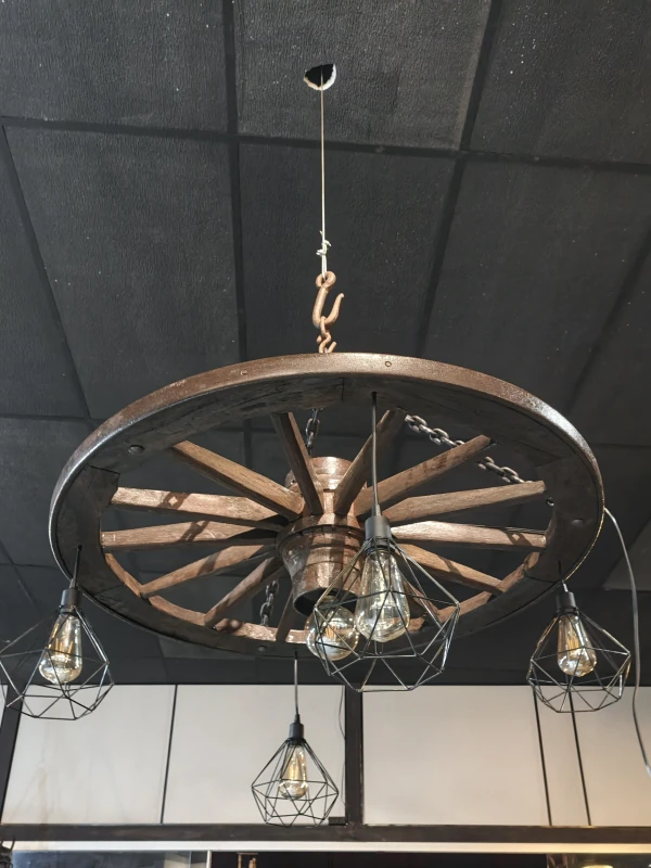 Lustre roda de carroça 4 Pendentes roda grande