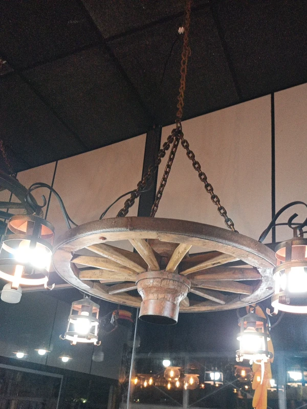 Lustre roda de carroça 4 Pendentes