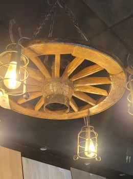 Lustre roda de carroça 4 Pendentes média