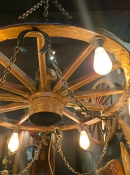 Lustre com roda grande com boquilha e ferraduras
