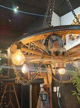 Lustre com roda grande com boquilha e ferraduras
