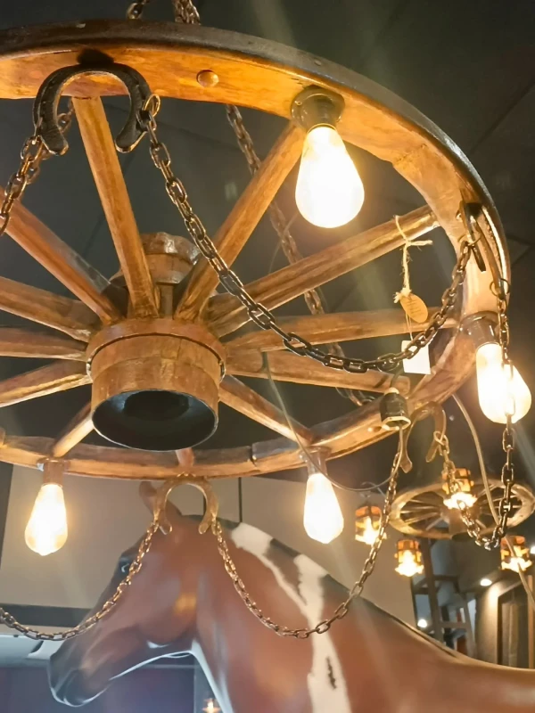 Lustre com roda grande com boquilha e ferraduras