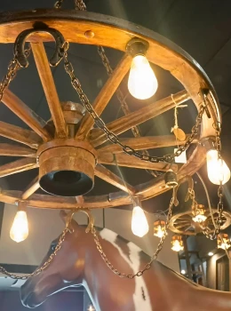 Lustre com roda grande com boquilha e ferraduras