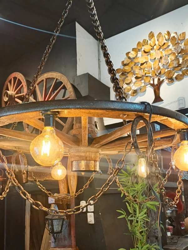 Lustre com roda grande com boquilha e ferraduras