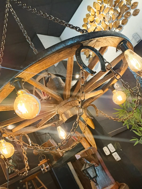 Lustre com roda grande com boquilha e ferraduras