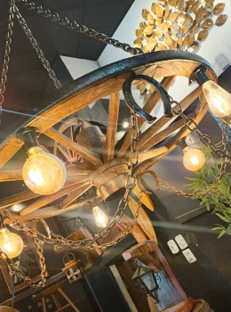 Lustre com roda grande com boquilha e ferraduras