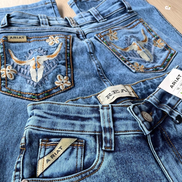 CALÇA FEMININA ARIAT BORDADA 