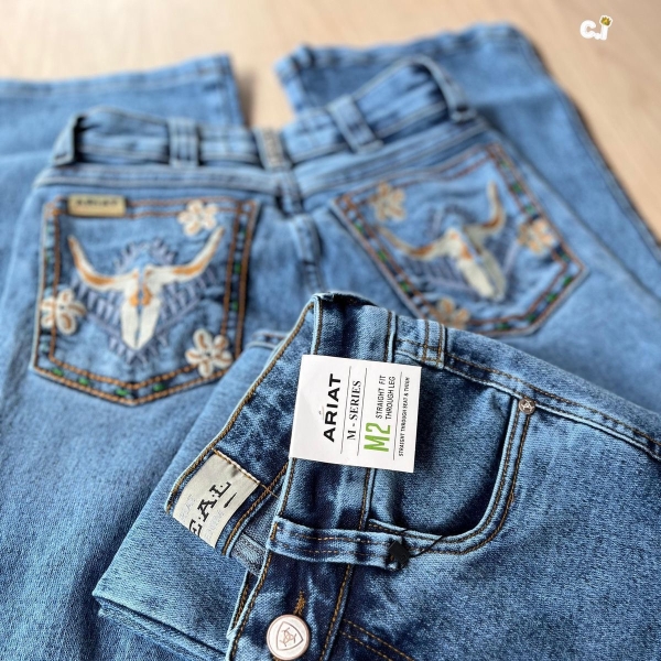 CALÇA FEMININA ARIAT BORDADA 