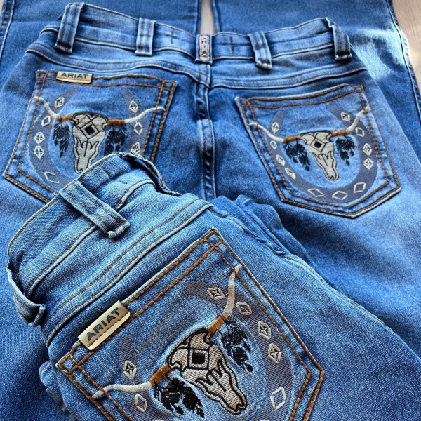 CALÇA FEMININA ARIAT BORDADA 
